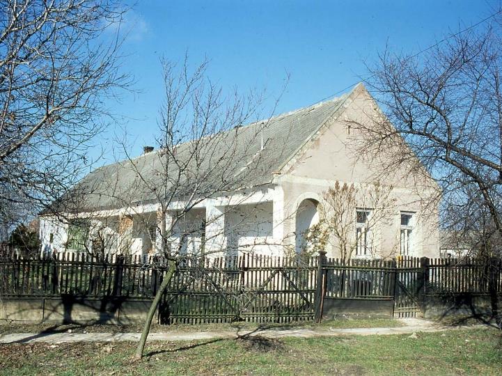 ) Népi lakóház