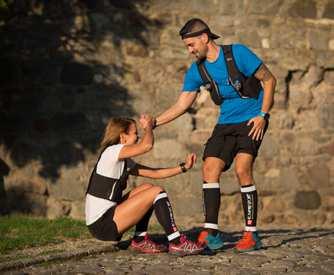 kolbászt, kenyeret és sajtot kínálunk. Az UTH résztvevőinek Pilismaróton és Pilisszentlászlón, a Szentlászló Trail futóinak Pilisszentlászlón adunk meleg ételt.