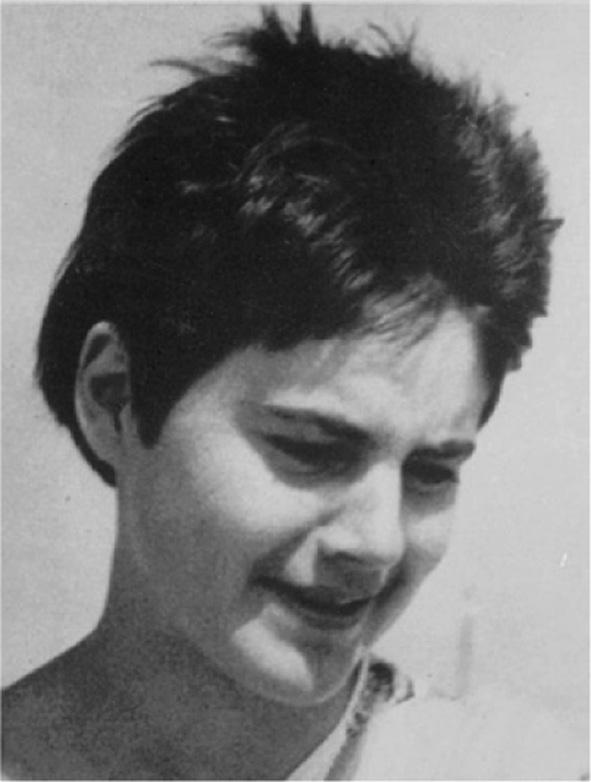 Iskolakultúra 2015/9 7. ábra. Csokonai Lili Rosmer János Hátsó ülés (2010) című kötetén szintén egy fénykép található, amely a szerzőt hivatott ábrázolni.