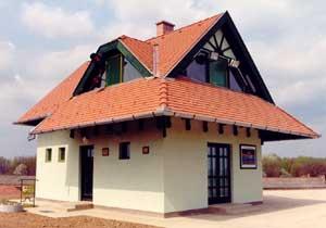 Kezelőépület és bemutatóház a Gyulai