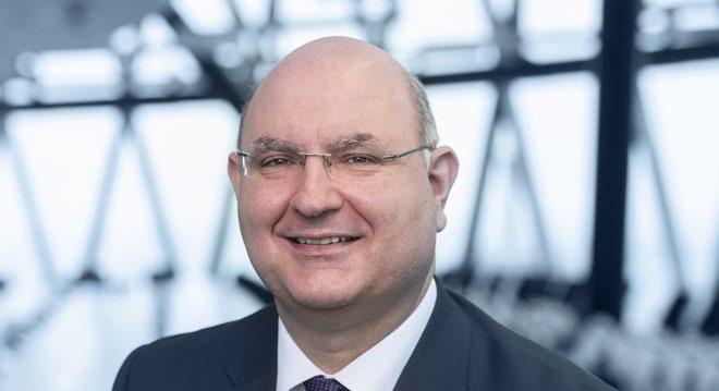 EURÓPAI BIZTOSÍTÁS- ÉS FOGLALKOZTATÓINYUGDÍJ-HATÓSÁG GABRIEL BERNARDINO Elnök ELŐSZÓ A 2017-es év a tizedik a pénzügyi válság kezdete óta.