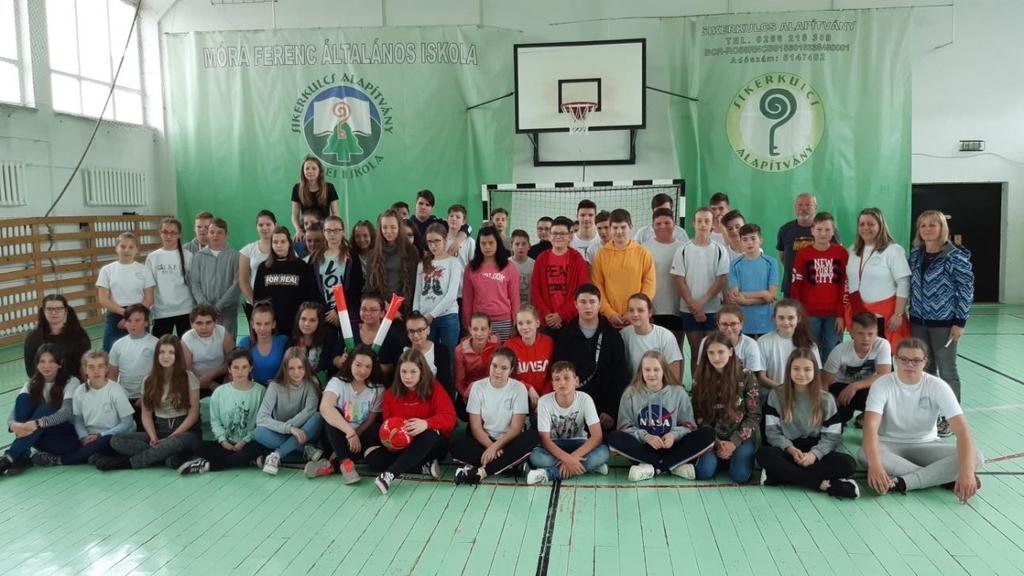 nap: Székelyudvarhely - Gyilkos-tó Békás-szoros Látogatást tettünk a Székelyudvarhelyi Móra Ferenc Általános Iskolába, ahol Tiszán Irén igazgatónő fogadott bennünket a 32 fős 7.