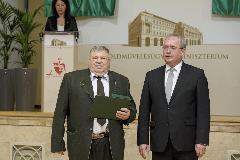 Vicsek János erdőkezelésekben végzett kimagasló munkájáért és Vicsek Jánost, a Gemenci Erdő- és Vadgazdaság Zrt.