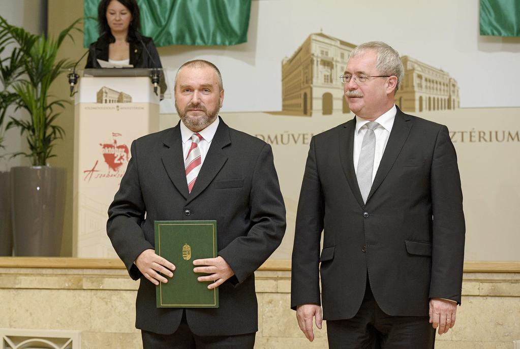 Fazekas Sándor Miniszteri Elismerő Oklevelet adományozott Árvay Imrének, a Nemzeti Földalapkezelő Szervezet földügyi szakértőjének az állami földvagyon hasznosítása, kezelése és nyilvántartása