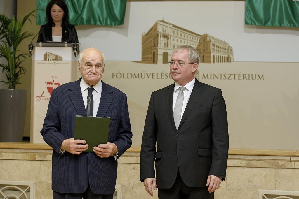 Csicskár János Csicskár János nyúltenyésztőnek, családi gazdálkodónak fél évszázada az egyetlen őshonos nemzeti nyúlfajta, a magyar óriásnyúl tenyésztésében és népszerűsítésében végzett kiemelkedő