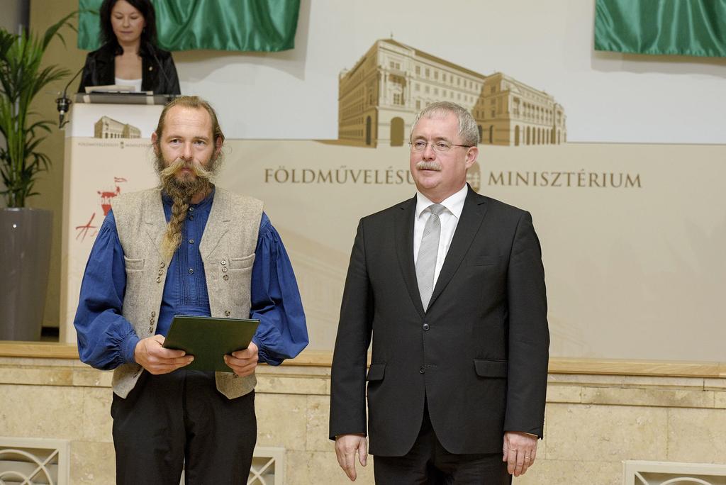 összefogásában, tájékoztatásában, szakmai rendezvények szervezésében végzett kiváló tevékenységéért; Dobos Attilának, az Életvirág Ökológiai Dobos Attila Gazdaegyesület elnökének a természetközeli
