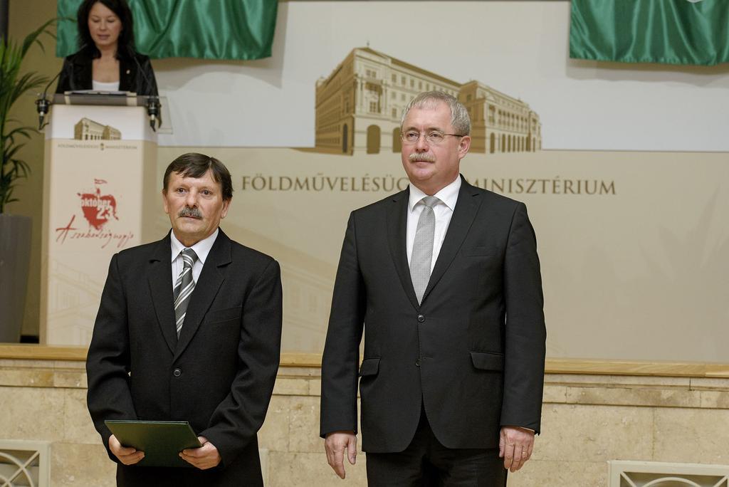 Dr. Györe Dániel Dánielnek, a Földművelésügyi Minisztérium Eredetvédelmi Főosztály szőlő-bor-szesz szakreferensének az eredetvédelmi programban, a borászati termékek földrajzi árujelzőinek