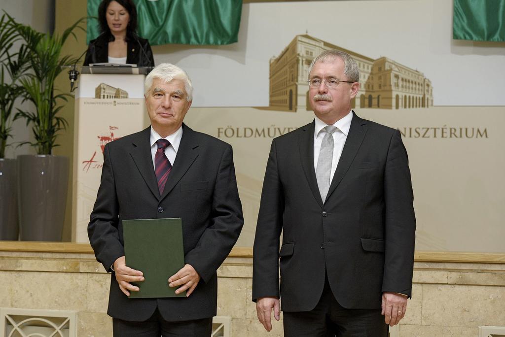 Dr. Mihók Sándor járvány elleni védekezésben nyújtott áldozatos munkájáért; Dr.