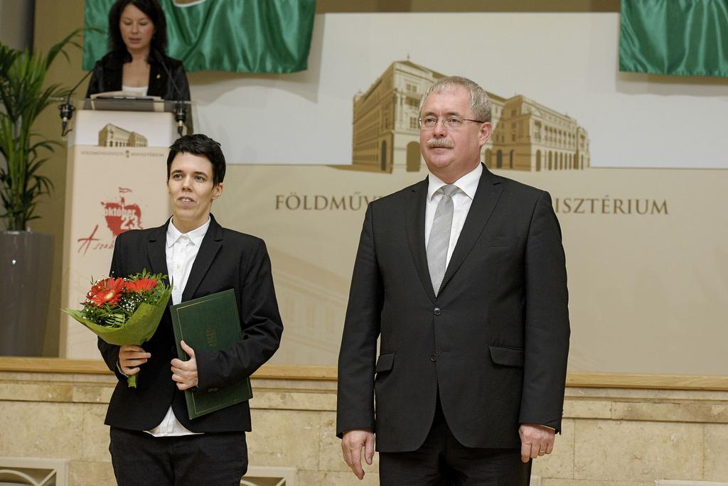 állatfajták genetikai értékének védelmében, egyes lófajták tenyésztés-szervezésében és az oktatás területén végzett kiváló tevékenységéért; Molnár Erika Csillának, a Nemzeti Élelmiszerláncbiztonsági