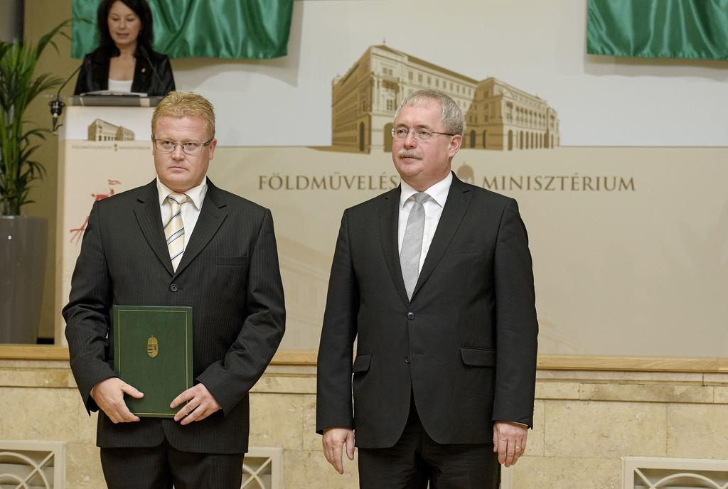 Oláh Jánosnak, a Debreceni Egyetem, Debreceni Tangazdaság és Tájkutató Intézet, Állattenyésztési Kísérleti Telep és Tanüzem vezetőjének, tudományos munkatársának a védett őshonos cigája juh, a magyar