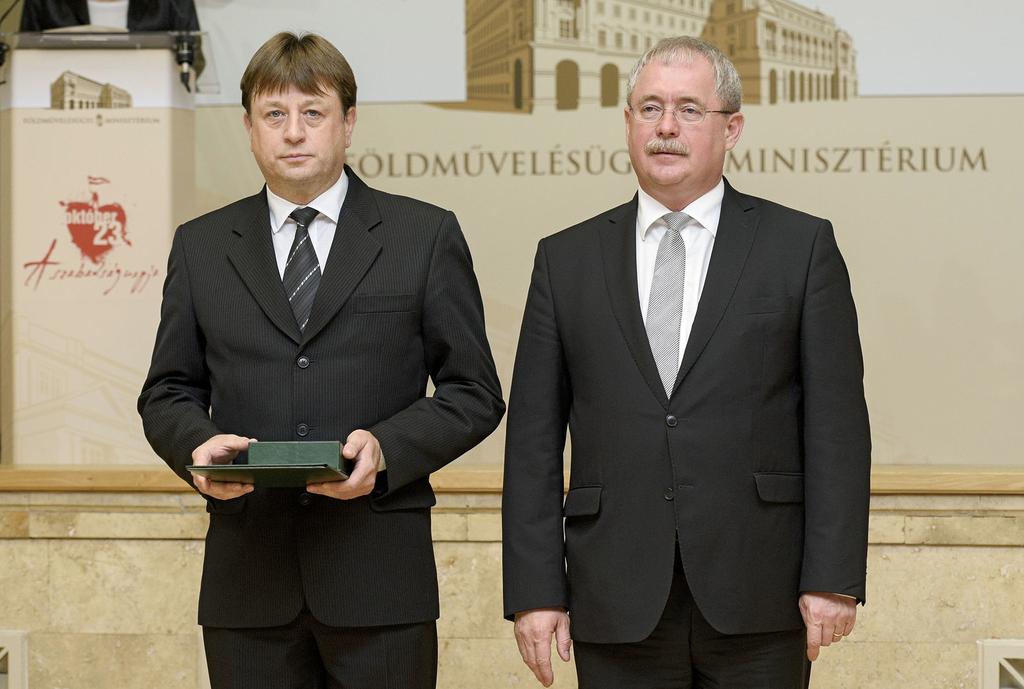 Novák László agráriumban kifejtett munkahelyteremtő tevékenységéért és Dr. Novák László, a Magyar Szója Nonprofit Kft.