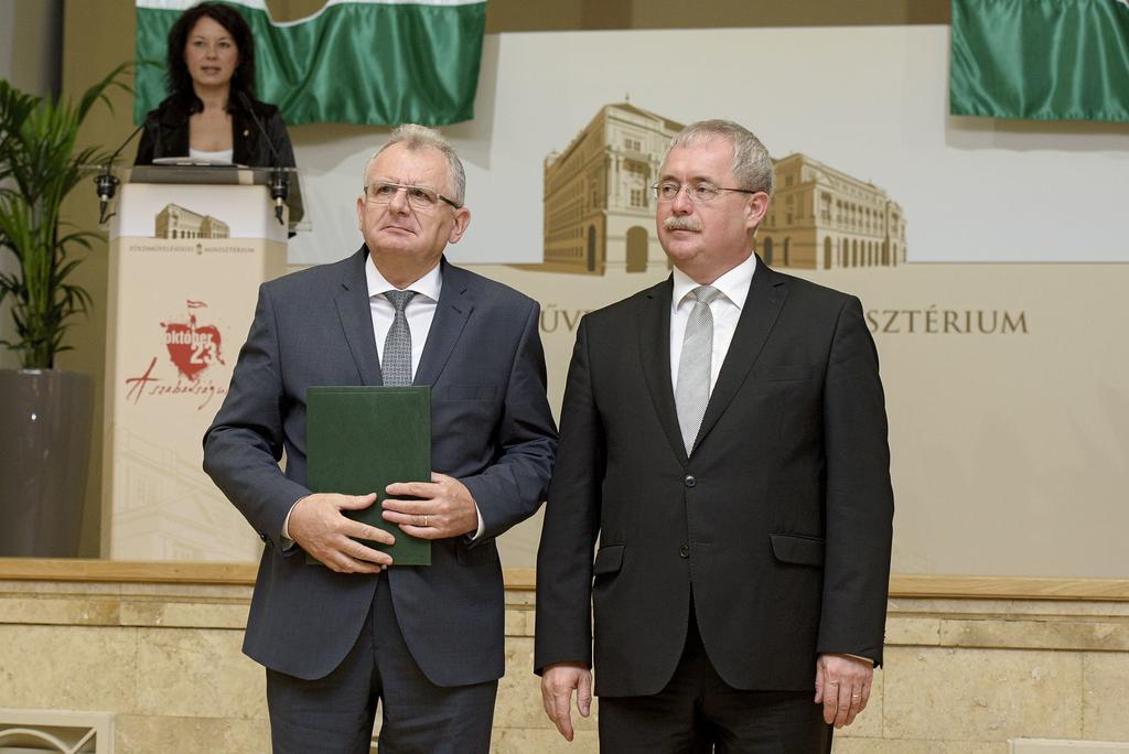 magyarországi takarmányozásban végzett kiváló Virág László tevékenységéért, szakírói munkájáért és Virág Lászlónak, a Kárpátaljai Magyar
