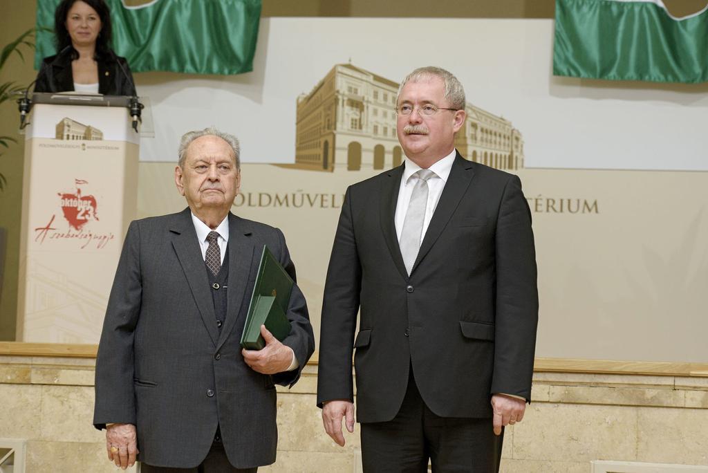 Dr. Szász Gábor Debreceni Egyetem Mezőgazdaság-, Élelmiszertudományi és Környezetgazdálkodási Kar professor emeritusa több évtizede az agrár-felsőoktatásban végzett kiemelkedő oktatói-kutatói