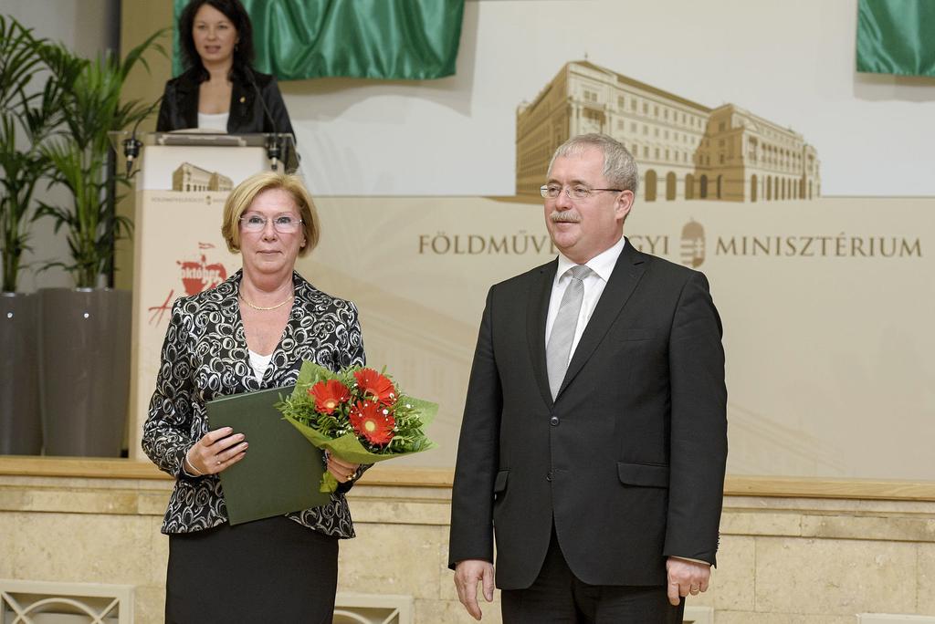 Fejesné Sándor Valéria könyvelési, nyilvántartási tevékenységéért; Fejesné Sándor Valériát az Országos Meteorológiai Szolgálat nyugalmazott osztályvezetőjét több évtizede a repülés-meteorológiában