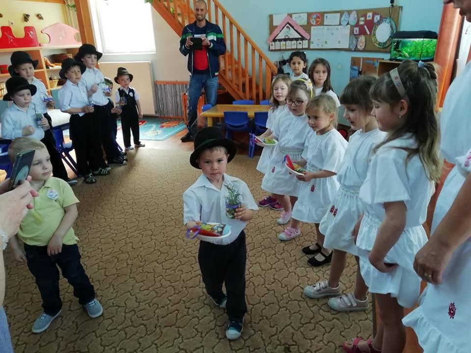 4 Bikali Újság 2019. április Az óvoda hírei Március 25-én a szekszárdi Holló együttes koncertjét nézhettük meg az iskolásokkal és az Egyházaskozári óvodásokkal közösen.