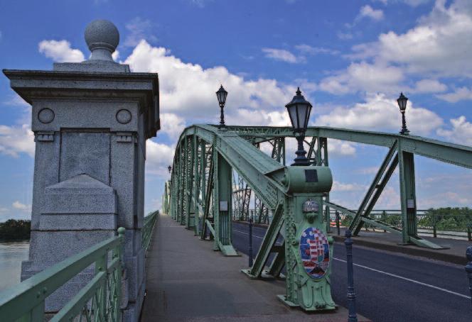 szlovák hídfőnél volt. A hidat Feketeházy János tervezte, és 1894 februárjában a Cathry Szaléz hídépítő cég kezdte építeni, miután Vaszary Kolos érsek lemondott a vámszedési jogáról.