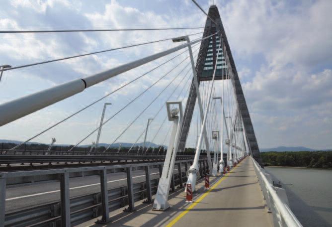 A híd valójában 5 híd (9 hídszerkezet) együttese, melyek közül a legnevezetesebb a Nagy- Duna-ág felett átívelő 591 m hosszú hídszerkezet, amely az ország első igazi ferdekábeles hídja.