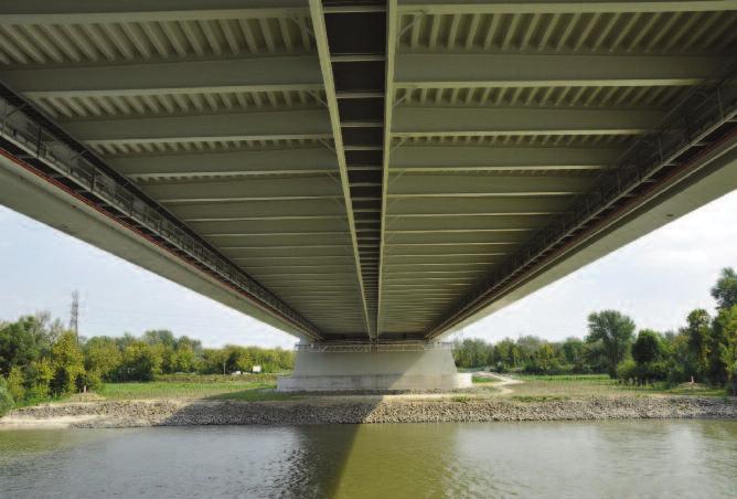 Ezek közül a ferdekábeles Nagy-Duna-ág-híd esetében a két forgalmi irányt közös hídszerkezet, a többi esetben pedig irányonként külön szerkezet viszi át, így a teljes híd összesen 9