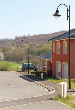 ) SMITU (3 120 ) Les placettes publiques du haut de la rue de la Raide Côte ont