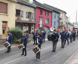Nous avons aussi profité de la présence d un musicien confirmé qui vient de temps en temps jouer avec les tambours, et faire aussi une révision complète des instruments.