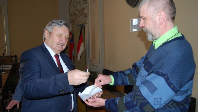 Tapasztalatlansága és naivitása főleg akkor mutatkozott meg, amikor az előrejelzések már egy százalék alatt mérték, s hogy elkerülje a nyilvánvaló blamázst, visszalépett Robert Mistrík
