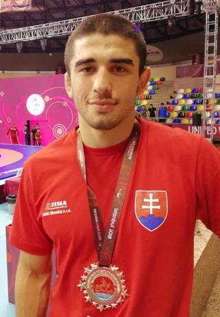 Elég Lévay Tibor vagy Figei Tibor nevét megemlíteni, akik nemcsak önmaguk hozzák az eredményeket hazai és világversenyekről, hanem fanatizmusuk révén sok-sok fiatalt fertőztek meg a sport iránti