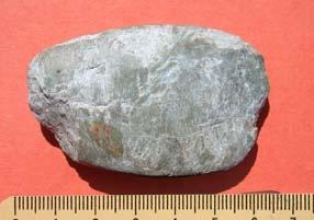 Nefrit Nagynyomású metamorfit (jadeitit, eklogit) Jadeitit nefrit: Jadeitit: uralkodóan Na-piroxén Nefrit: Monomineralikus, szálas amfibol (általában tremolit-aktinolit) Nefrit Kevés, de jellegzetes,