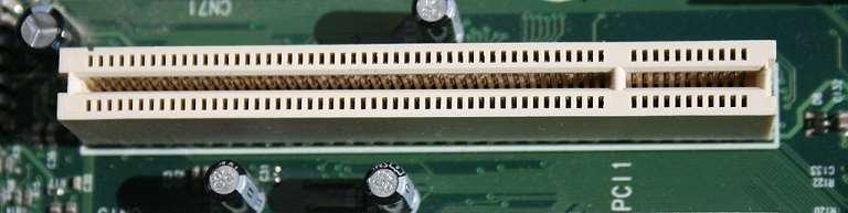 PCI busz Peripheral Component Interconnect Párhuzamos belső busz Sínszélesség: 32 vagy 64 bit Átviteli sebesség: 133-533 MB/s