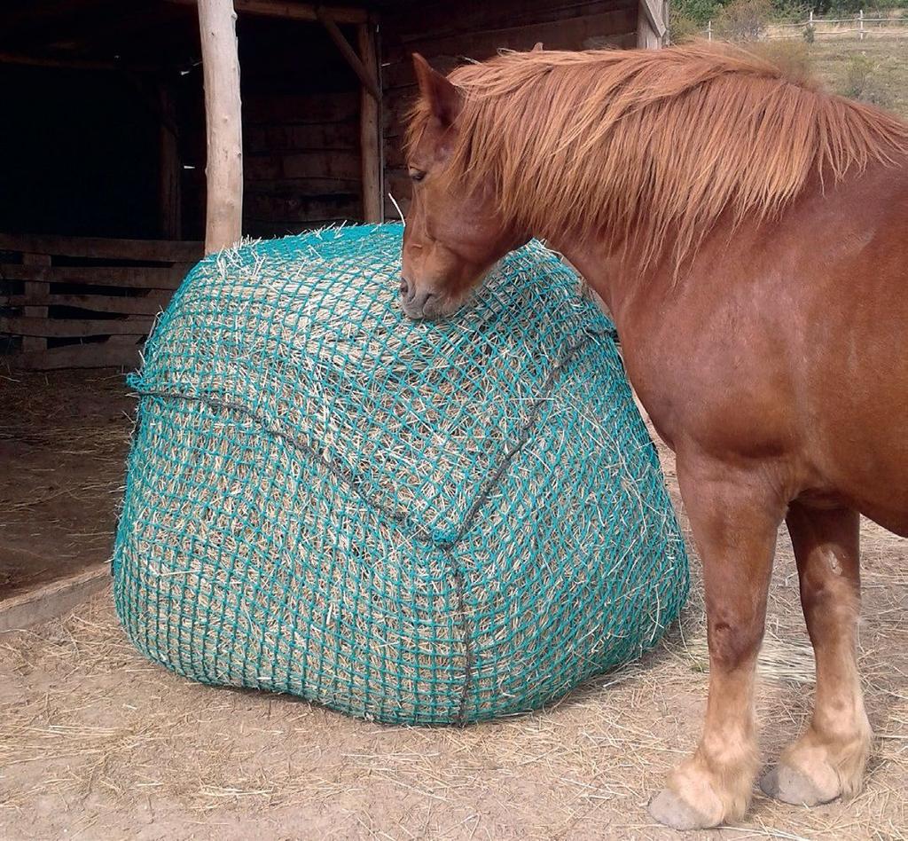 Körbála etetése kislyukú szénahálóból Így inkább patkolatlan lovak környezetében használatos a háló önmagában.