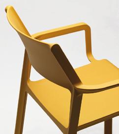 Üvegszál erősítésű Trill bútorcsalád Az olasz tervezők által megálmodott bútorcsalád a teljes szék repertoárt tartalmazza, amire csak egy vendéglátóhelynek szüksége lehet.