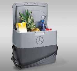 Korszerű design mélyített területekkel és megemelt peremmel. Domború Mercedes-Benz csillaggal.