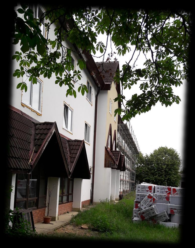 tetőcserét, valamint a nyílászárók cseréjét foglalja magában.