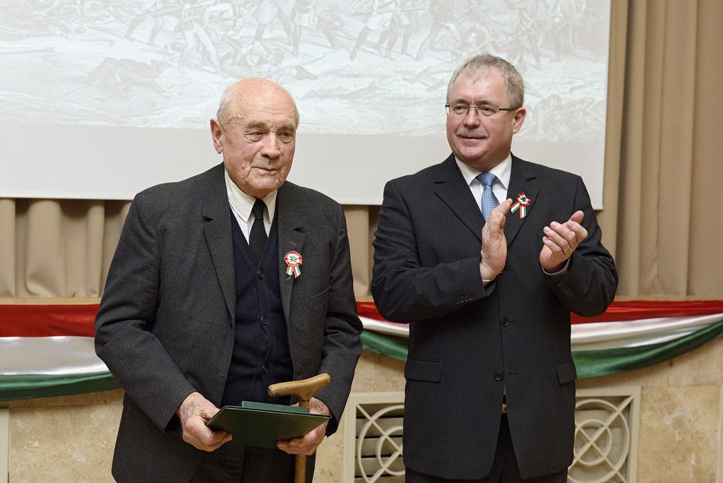 dr. Kovács József, a Pannon Egyetem Georgikon Kar nyugalmazott egyetemi tanára Az Életfa Emlékplakett Arany fokozata kitüntetést vehetett át dr.