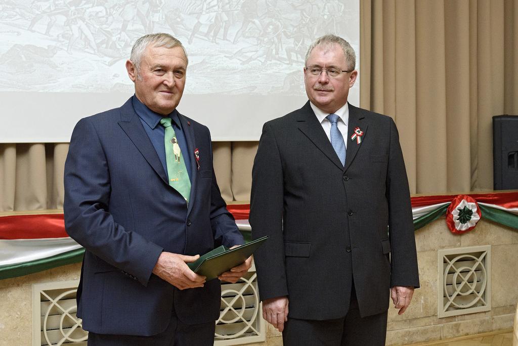 Hudi János juhtenyésztő Hudi János juhtenyésztő, másfél évtizede a juhtenyésztésben magas színvonalon végzett tevékenységéért, a német feketefejű húsjuhhal elért kiállítási sikereiért, életútja