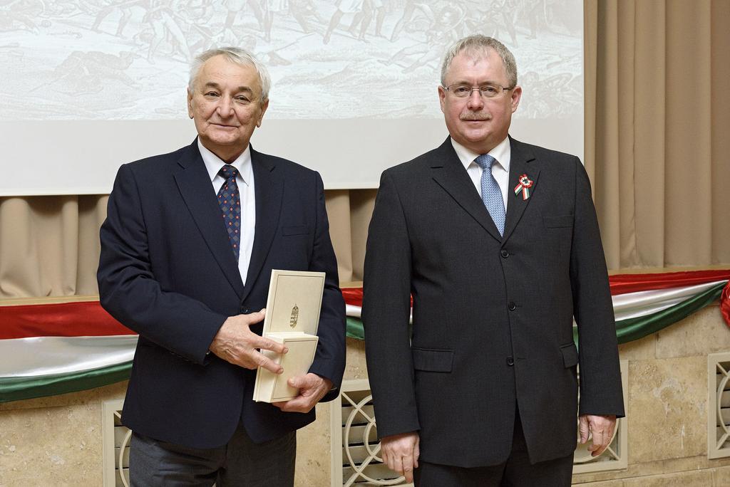 Cseh László, a Jász-Tész Kft. nyugalmazott igazgatója Pro Alimentis Hungariae díjat vett át Császár Gábor, a Magyar Tejgazdasági Kísérleti Intézet Kft.