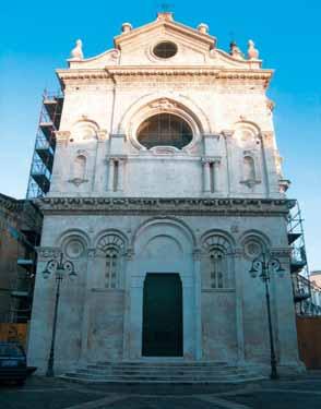 che è un esempio notevole dell architettura medievale pugliese, del romanico di Capitanata nell avanzata età normanna.