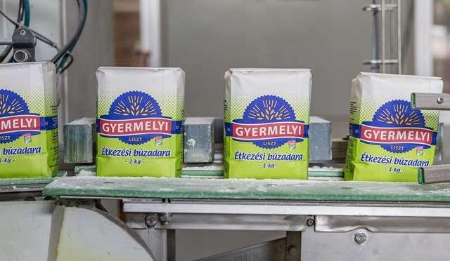 A tulajdonosok egyáltalán nem a multivilágból kerültek ki: Gyermelyen a tésztagyártás a helyi tsz melléküzemágaként indult el a hetvenes években, a privatizáció idején pedig a szövetkezeti tagok is