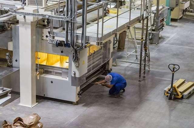 Ehhez képest nem csak a csomagolásnál uralják a terepet a robotok, de maga a tésztagyár sem túl népes: a gigantikus gépek környékén egy-két embert látunk.