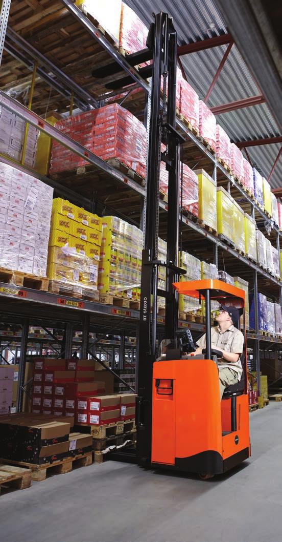 Minden irányba tökéletes kilátást biztosító Totalview koncepció A targonca alacsony felépítése és a vezérlőkonzol optimális helyzete mindig akadálymentes, biztonságos rálátást enged az emelővillákra.