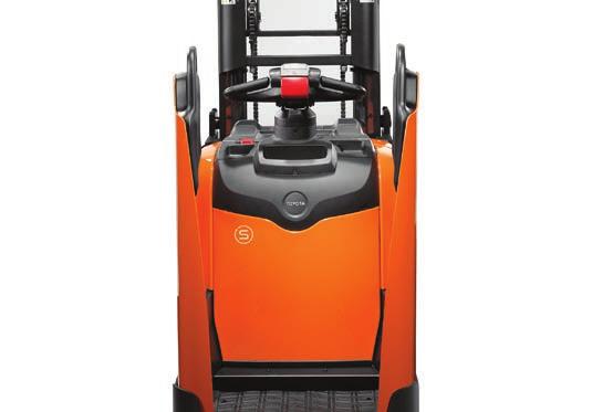 14 TOYOTA MATERIAL HANDLING UTAZÓPLATFORMOS FELRAKÓ TARGONCÁK 15 Akadálymentes rálátás a villahegyekre haladás és emelés közben Oldalsó védőelemek és E-man kormányzás a hosszú távon is kényelmes