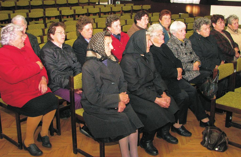 8 Juli 2012. KLUB PENZIONEROV NYUGDÍJAS KLUB Megalakultunk H osszas gondolkodás és várakozás után, a felmerült igényeknek megfelelően az akkori polgármester, Kohuth Viktor segítségét kérve 2012.