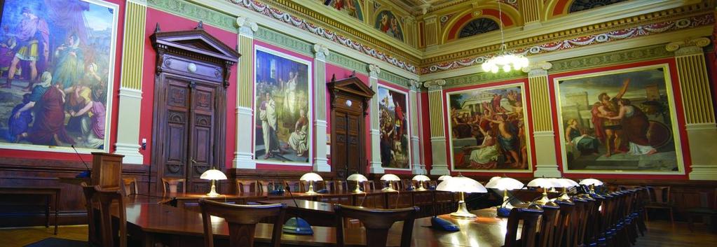 Kérjük tisztelt vendégeinket, hogy kabátjukat, nagyobb táskáikat a földszinti ruhatárban szíveskedjenek elhelyezni. Az Aula az épület földszintjén található, szemben a bejárattal.