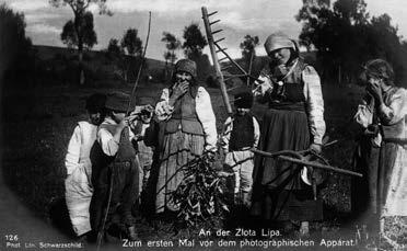 1.10. AZ ÁLLAMHATALOM ÉS A RÉGIÓ MÁS NÉPESSÉGEINEK VISZONYA A ZSIDÓSÁGHOZ 113 Ruszin parasztok a munkaeszközeikkel, 1930-as évek tásommal.