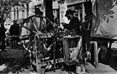 154 2. A KÉT VILÁGHÁBORÚ KÖZÖTTI IDŐSZAK Utcai köszörűs, 1930-as évek tovább.