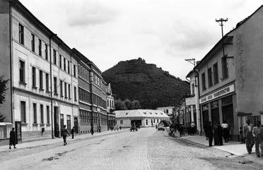 2.4. POLITIKAI VÁLASZTÁSOK ÉS KULTURÁLIS ORIENTÁCIÓK 159 Huszti utcakép, háttérben a várral, 1930-as évek újjászületése csakis a Messiás eljövetele után következhet be, addig a zsidóság kizárólag