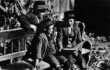 2.6. Oktatásügy Bányai Viktória PÁRHUZAMOS ISKOLÁZÁS A Tórát tanuló fiúk képe, ahogy például Margaret Bourke-White 1938-ban a Life magazin megrendelésére készített fényképsorozatán ismertté váltak,