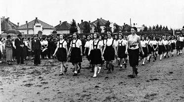 2.6. OKTATÁSÜGY 181 A munkácsi Héber Gimnázium tanulóinak felvonulása, 1937 A munkácsi Héber Gimnázium diákjai a Ha-tikvát éneklik, 1930-as évek eleje orvosiban 15, műszaki képzésben 2 fő.