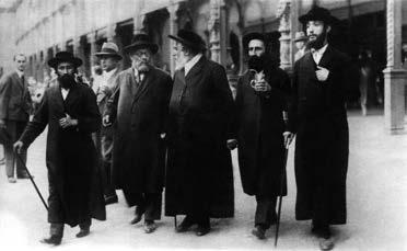 2.7. RABBIK, KÖZÖSSÉGEK, BELVISZÁLYOK 189 Hajim Elazar Sapira munkácsi rebe híveinek társaságában ivókúrán Marienbadban, 1930-as évek eleje Legnagyobb visszhangot és visszatetszést egyetlen lánya,