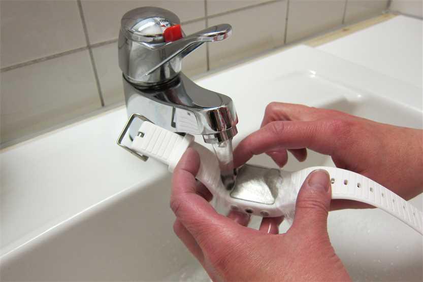 2. Öblítse ki az USB portot langyos csapvízzel. Az USB port vízálló, ezért az elektronikus alkatrészek károsítása nélkül, folyó víz alatt tisztítható. 3.