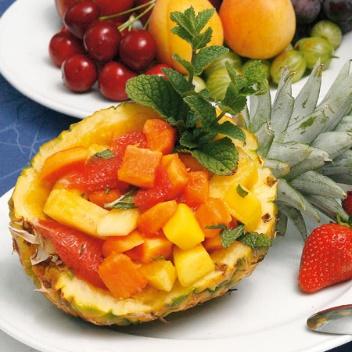 A többi gyümölcsöt is tisztítsuk meg, a húsukat daraboljuk fel, s keverjük el az ananászkockákkal. Szórjuk meg az aprított mentával.